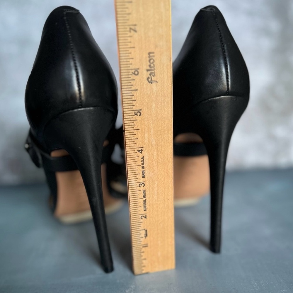 Black Leather Pump Heels Pointy Toes with a Chain Detail - Picture 7 of 10